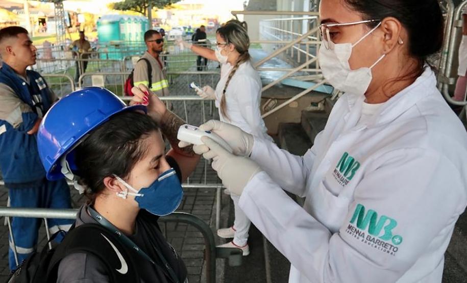 Equipes médicas foram contratadas e atuam 24 horas para fazer aferição de temperatura, orientação e triagem dos profissionais que descarregam cargas e atuam na atividade portuária. Há postos médicos e de enfermagem, 32 chuveiros, 60 pias e lava-pés com hipoclorito de sódio, entre outras iniciativas.
