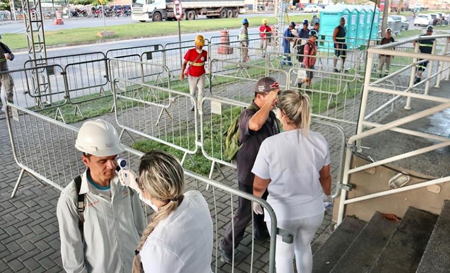 Equipes médicas foram contratadas e atuam 24 horas para fazer aferição de temperatura, orientação e triagem dos profissionais que descarregam cargas e atuam na atividade portuária. Há postos médicos e de enfermagem, 32 chuveiros, 60 pias e lava-pés com hipoclorito de sódio, entre outras iniciativas.