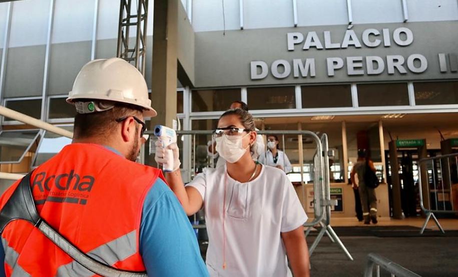 Equipes médicas foram contratadas e atuam 24 horas para fazer aferição de temperatura, orientação e triagem dos profissionais que descarregam cargas e atuam na atividade portuária. Há postos médicos e de enfermagem, 32 chuveiros, 60 pias e lava-pés com hipoclorito de sódio, entre outras iniciativas.