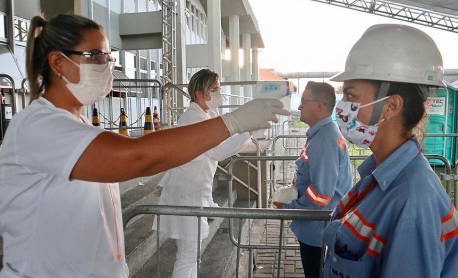 Equipes médicas foram contratadas e atuam 24 horas para fazer aferição de temperatura, orientação e triagem dos profissionais que descarregam cargas e atuam na atividade portuária. Há postos médicos e de enfermagem, 32 chuveiros, 60 pias e lava-pés com hipoclorito de sódio, entre outras iniciativas.