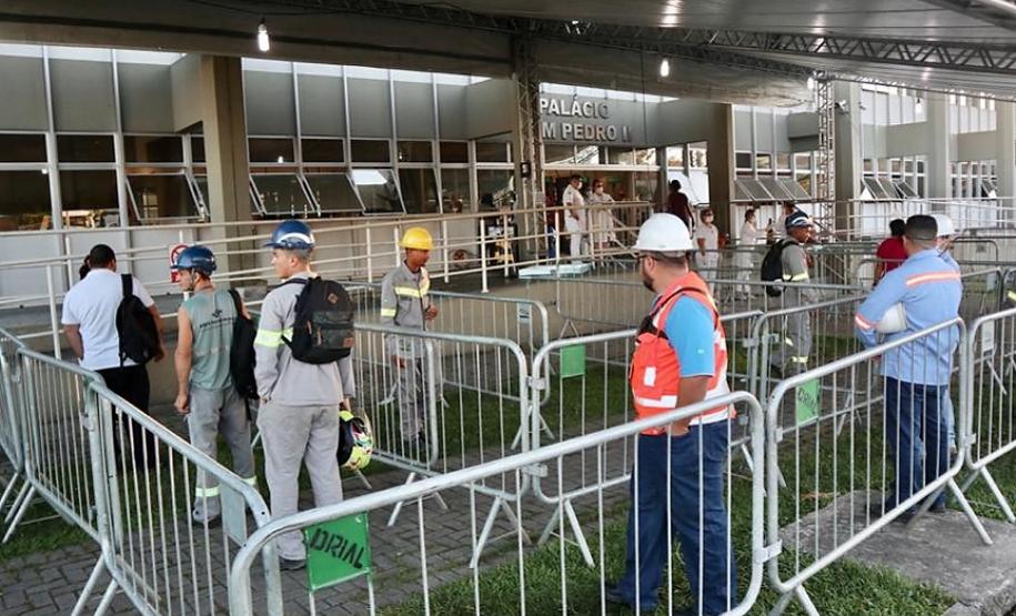 Equipes médicas foram contratadas e atuam 24 horas para fazer aferição de temperatura, orientação e triagem dos profissionais que descarregam cargas e atuam na atividade portuária. Há postos médicos e de enfermagem, 32 chuveiros, 60 pias e lava-pés com hipoclorito de sódio, entre outras iniciativas.