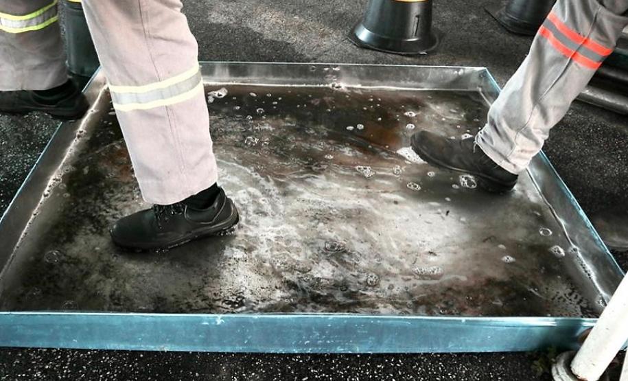 Equipes médicas foram contratadas e atuam 24 horas para fazer aferição de temperatura, orientação e triagem dos profissionais que descarregam cargas e atuam na atividade portuária. Há postos médicos e de enfermagem, 32 chuveiros, 60 pias e lava-pés com hipoclorito de sódio, entre outras iniciativas.