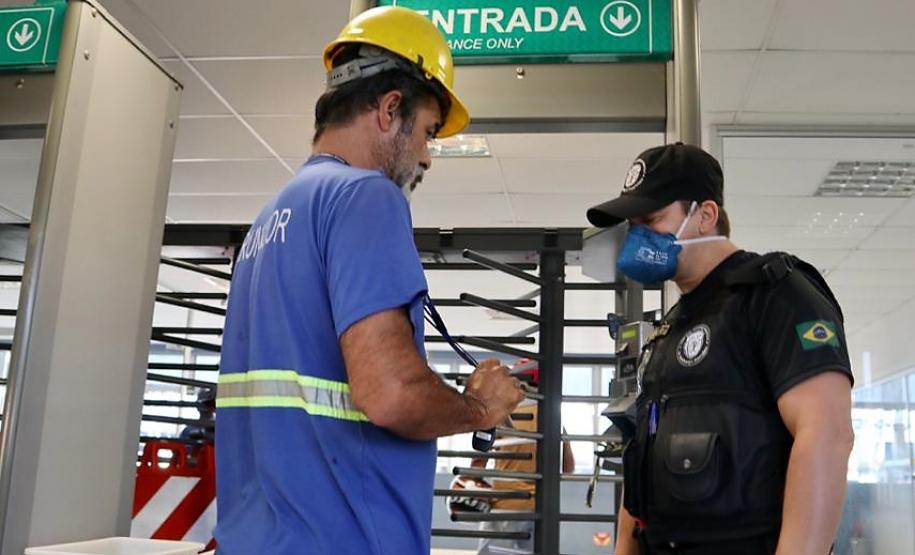 Equipes médicas foram contratadas e atuam 24 horas para fazer aferição de temperatura, orientação e triagem dos profissionais que descarregam cargas e atuam na atividade portuária. Há postos médicos e de enfermagem, 32 chuveiros, 60 pias e lava-pés com hipoclorito de sódio, entre outras iniciativas.
