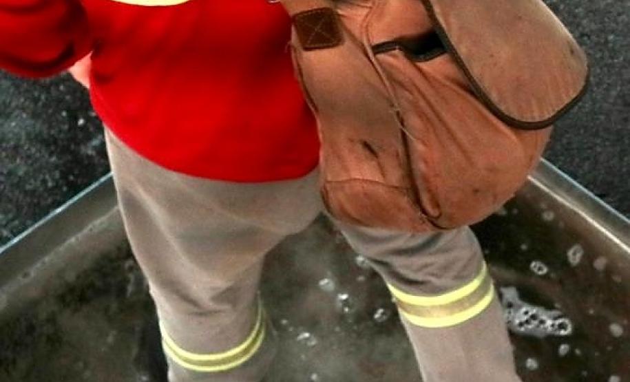 Equipes médicas foram contratadas e atuam 24 horas para fazer aferição de temperatura, orientação e triagem dos profissionais que descarregam cargas e atuam na atividade portuária. Há postos médicos e de enfermagem, 32 chuveiros, 60 pias e lava-pés com hipoclorito de sódio, entre outras iniciativas.