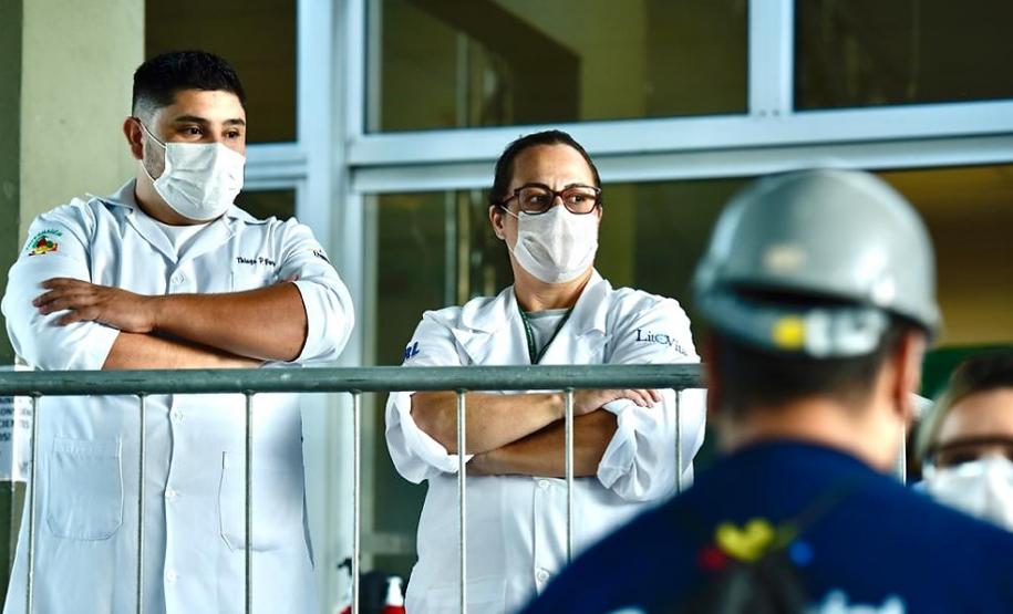 Equipes médicas foram contratadas e atuam 24 horas para fazer aferição de temperatura, orientação e triagem dos profissionais que descarregam cargas e atuam na atividade portuária. Há postos médicos e de enfermagem, 32 chuveiros, 60 pias e lava-pés com hipoclorito de sódio, entre outras iniciativas.