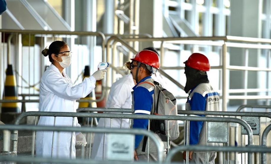 Equipes médicas foram contratadas e atuam 24 horas para fazer aferição de temperatura, orientação e triagem dos profissionais que descarregam cargas e atuam na atividade portuária. Há postos médicos e de enfermagem, 32 chuveiros, 60 pias e lava-pés com hipoclorito de sódio, entre outras iniciativas.