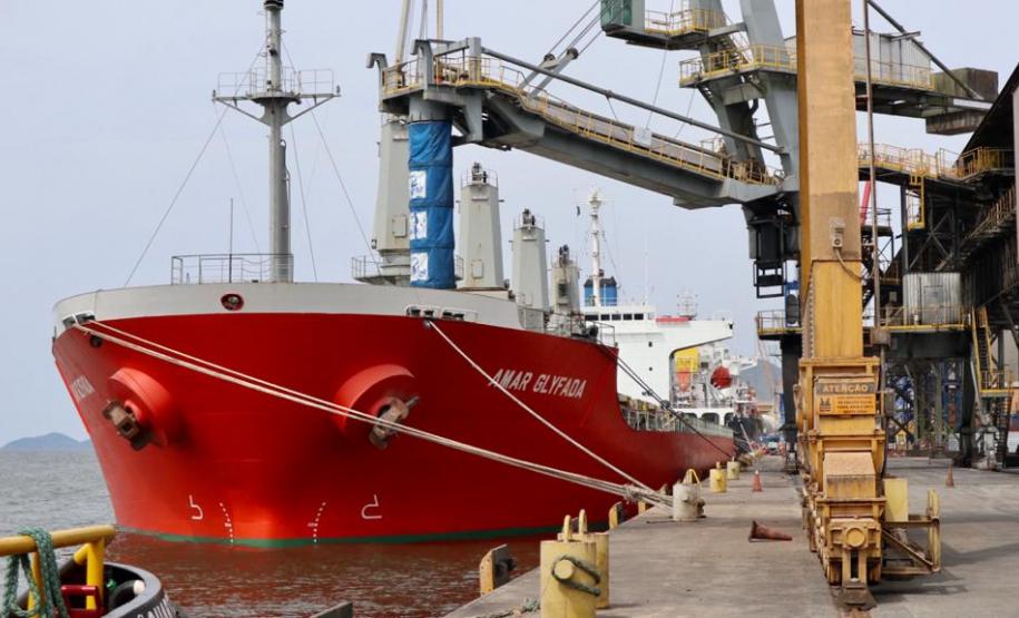 Diante deste período sem precedentes, com impactos tão profundos na saúde e economia mundial, os Portos do Paraná estão trabalhando 24 horas, nos sete dias da semana, para continuar alimentando o Brasil.