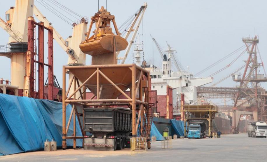 Diante deste período sem precedentes, com impactos tão profundos na saúde e economia mundial, os Portos do Paraná estão trabalhando 24 horas, nos sete dias da semana, para continuar alimentando o Brasil.