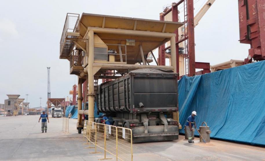 Diante deste período sem precedentes, com impactos tão profundos na saúde e economia mundial, os Portos do Paraná estão trabalhando 24 horas, nos sete dias da semana, para continuar alimentando o Brasil.