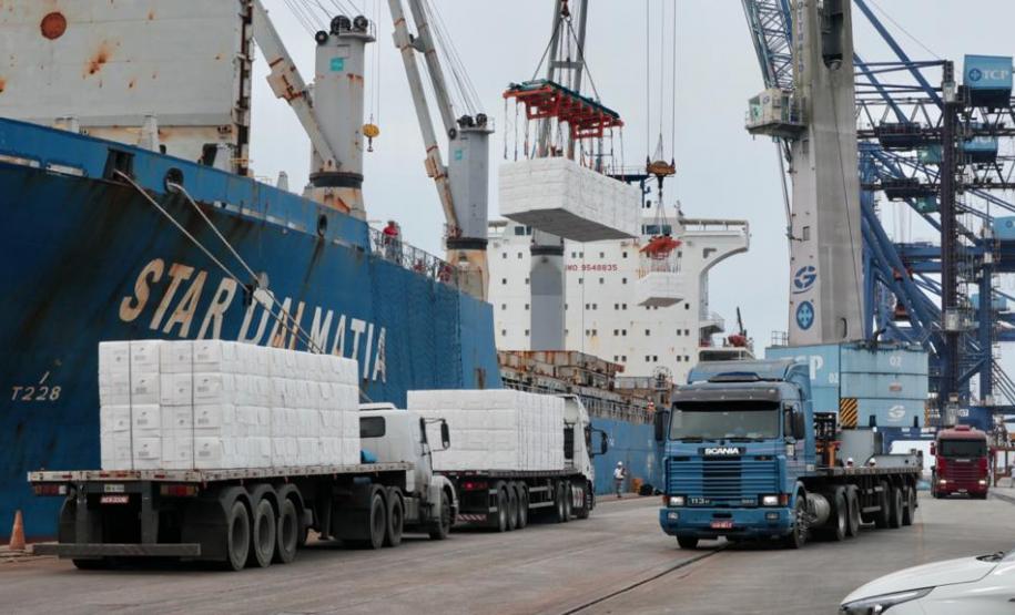 Diante deste período sem precedentes, com impactos tão profundos na saúde e economia mundial, os Portos do Paraná estão trabalhando 24 horas, nos sete dias da semana, para continuar alimentando o Brasil.