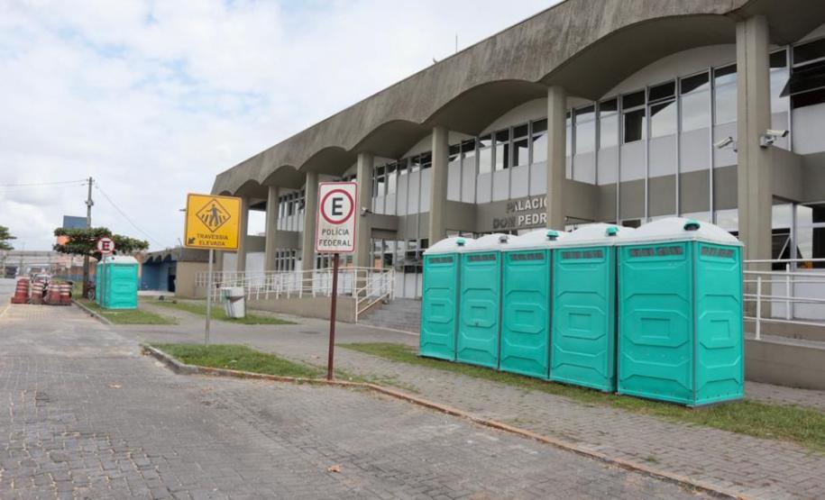 Pias com sabão antisséptico foram instaladas na entrada da faixa portuária. Já no cais, está montada uma estação de higienização, com o sabão que é o mesmo usado em ambientes hospitalares e álcool em gel.