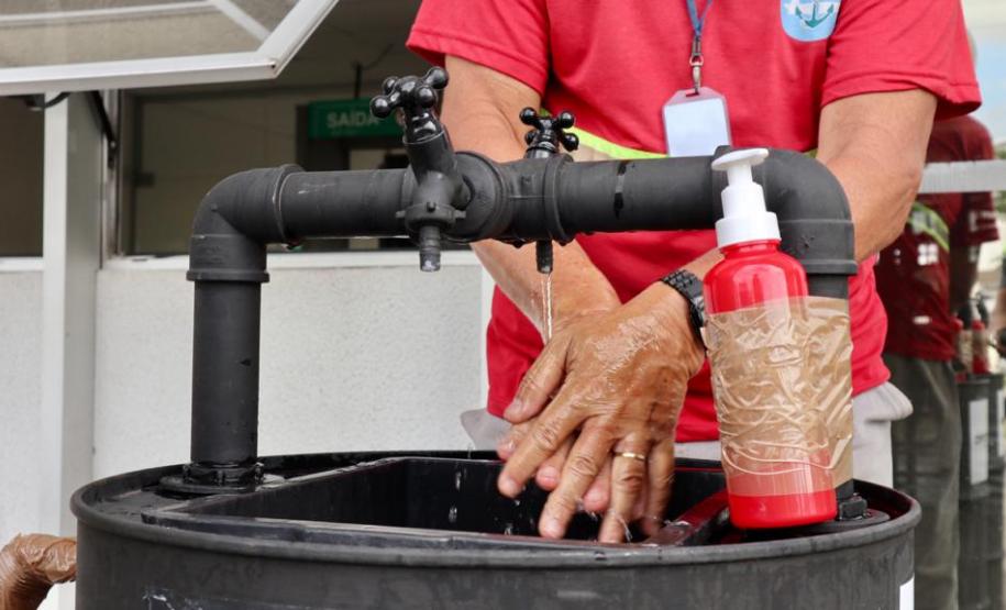 Pias com sabão antisséptico foram instaladas na entrada da faixa portuária. Já no cais, está montada uma estação de higienização, com o sabão que é o mesmo usado em ambientes hospitalares e álcool em gel.