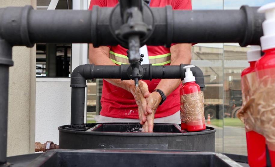 Pias com sabão antisséptico foram instaladas na entrada da faixa portuária. Já no cais, está montada uma estação de higienização, com o sabão que é o mesmo usado em ambientes hospitalares e álcool em gel.