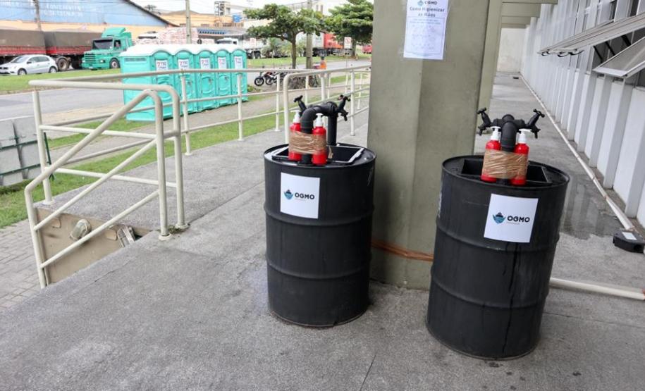 Pias com sabão antisséptico foram instaladas na entrada da faixa portuária. Já no cais, está montada uma estação de higienização, com o sabão que é o mesmo usado em ambientes hospitalares e álcool em gel.
