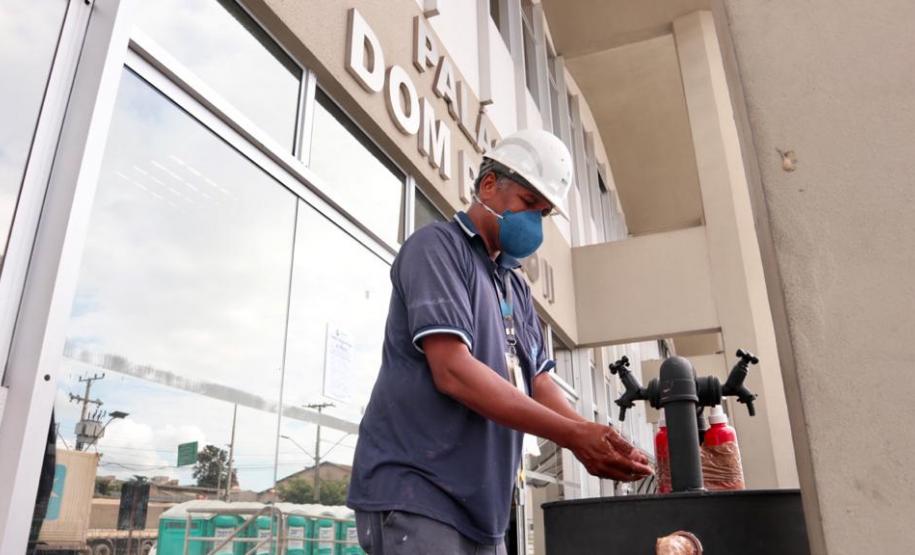 Pias com sabão antisséptico foram instaladas na entrada da faixa portuária. Já no cais, está montada uma estação de higienização, com o sabão que é o mesmo usado em ambientes hospitalares e álcool em gel.