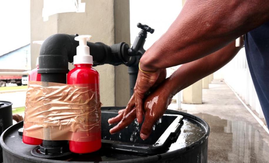 Pias com sabão antisséptico foram instaladas na entrada da faixa portuária. Já no cais, está montada uma estação de higienização, com o sabão que é o mesmo usado em ambientes hospitalares e álcool em gel.