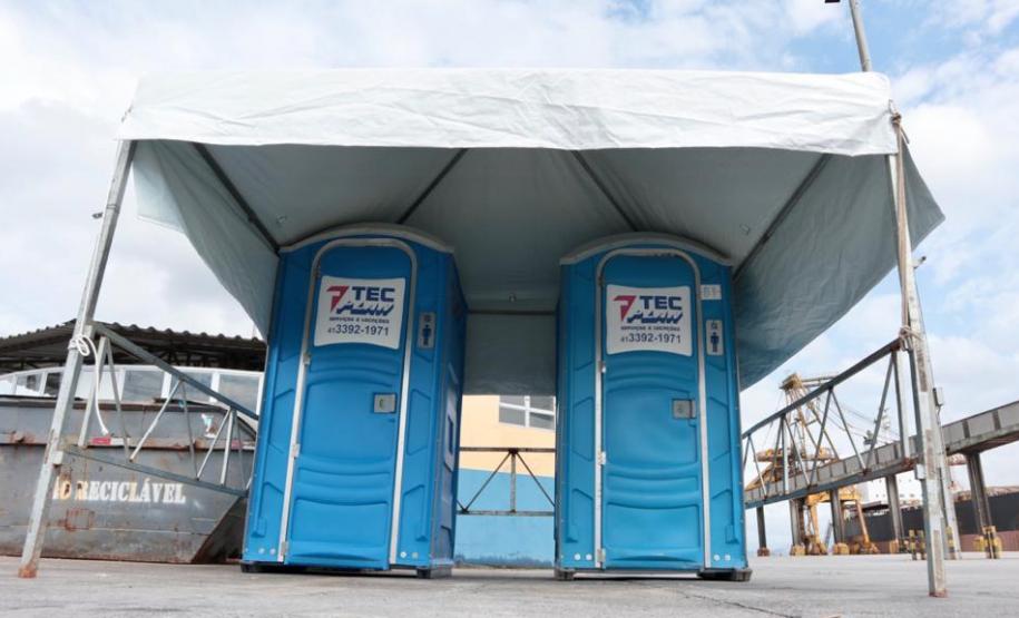 Pias com sabão antisséptico foram instaladas na entrada da faixa portuária. Já no cais, está montada uma estação de higienização, com o sabão que é o mesmo usado em ambientes hospitalares e álcool em gel.