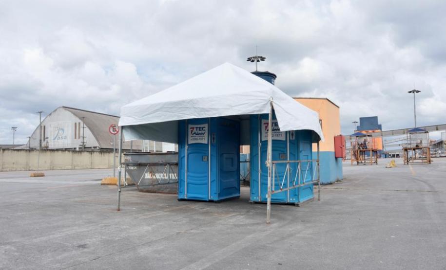 Pias com sabão antisséptico foram instaladas na entrada da faixa portuária. Já no cais, está montada uma estação de higienização, com o sabão que é o mesmo usado em ambientes hospitalares e álcool em gel.