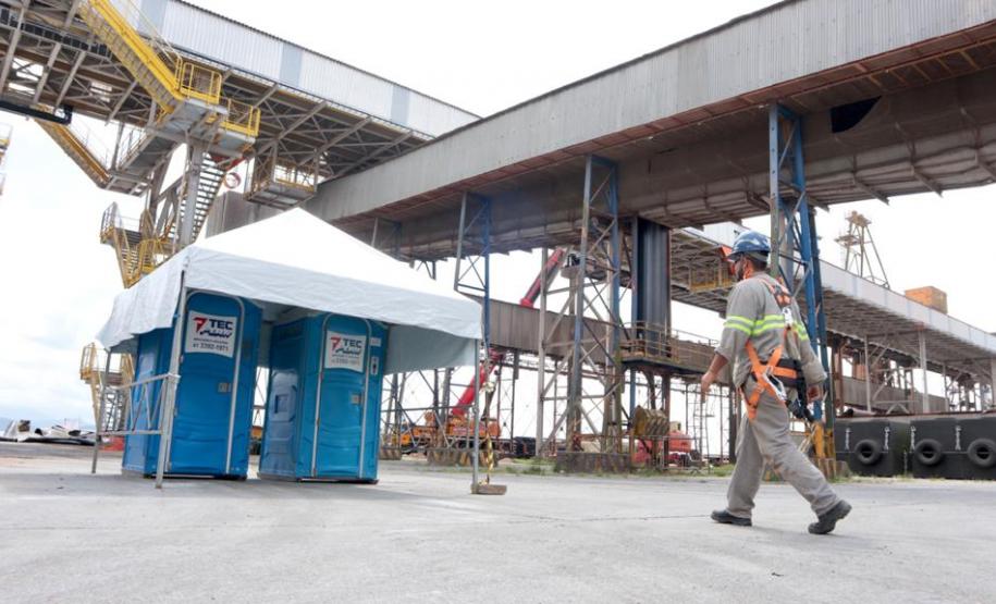 Pias com sabão antisséptico foram instaladas na entrada da faixa portuária. Já no cais, está montada uma estação de higienização, com o sabão que é o mesmo usado em ambientes hospitalares e álcool em gel.