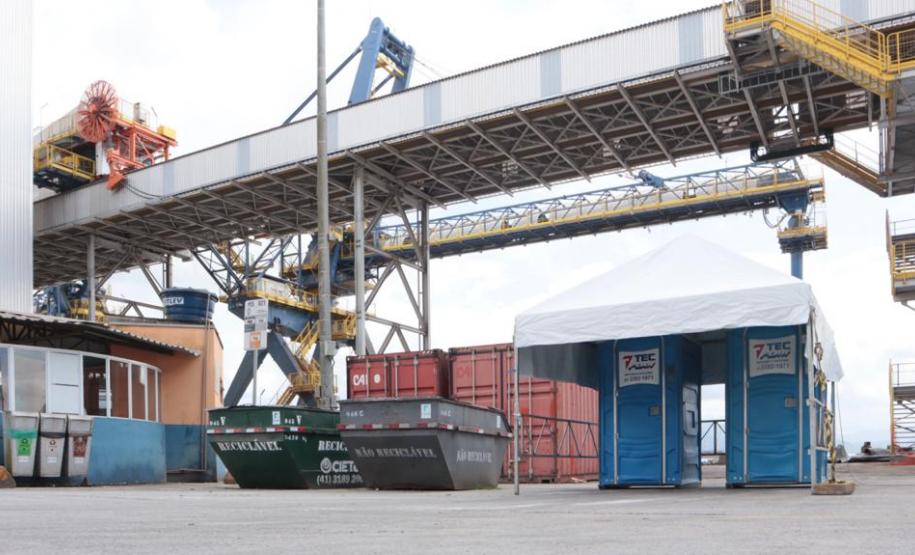 Pias com sabão antisséptico foram instaladas na entrada da faixa portuária. Já no cais, está montada uma estação de higienização, com o sabão que é o mesmo usado em ambientes hospitalares e álcool em gel.