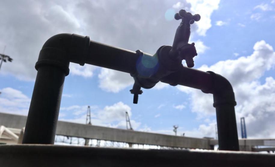 Pias com sabão antisséptico foram instaladas na entrada da faixa portuária. Já no cais, está montada uma estação de higienização, com o sabão que é o mesmo usado em ambientes hospitalares e álcool em gel.