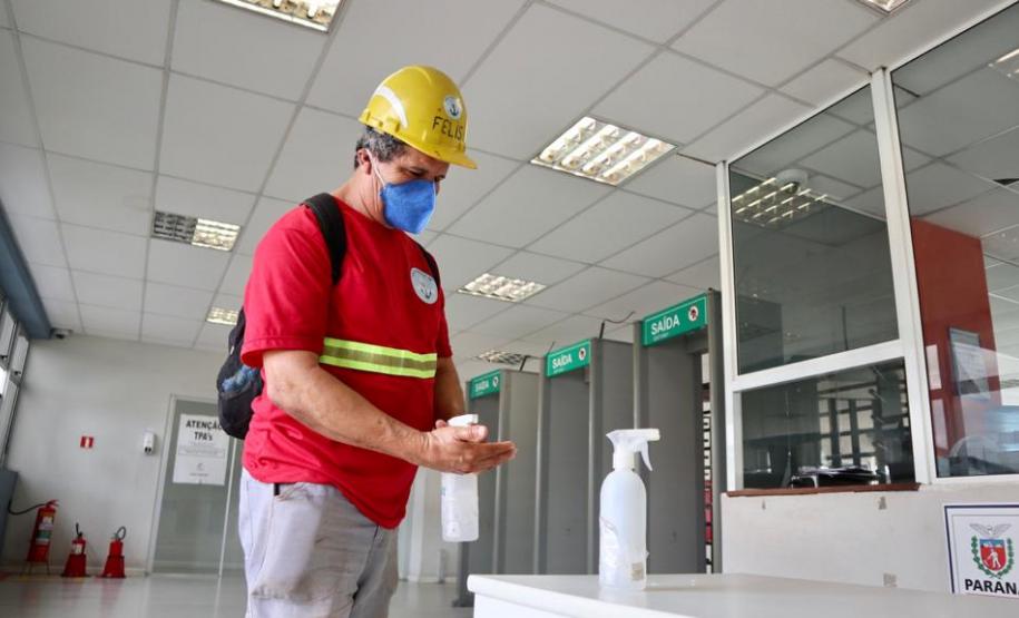 Pias com sabão antisséptico foram instaladas na entrada da faixa portuária. Já no cais, está montada uma estação de higienização, com o sabão que é o mesmo usado em ambientes hospitalares e álcool em gel.