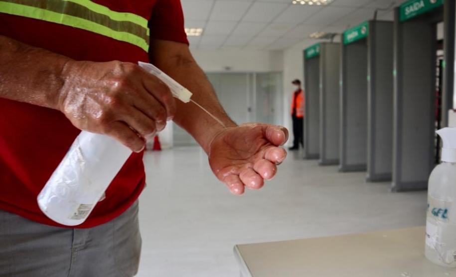 Pias com sabão antisséptico foram instaladas na entrada da faixa portuária. Já no cais, está montada uma estação de higienização, com o sabão que é o mesmo usado em ambientes hospitalares e álcool em gel.