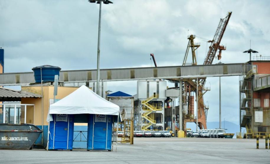 Pias com sabão antisséptico foram instaladas na entrada da faixa portuária. Já no cais, está montada uma estação de higienização, com o sabão que é o mesmo usado em ambientes hospitalares e álcool em gel.