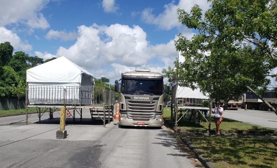Equipes médicas foram contratadas e atuam 24 horas para fazer aferição de temperatura, orientação e triagem dos profissionais que descarregam cargas e atuam na atividade portuária. Há postos médicos e de enfermagem, 32 chuveiros, 60 pias e lava-pés com hipoclorito de sódio, entre outras iniciativas.