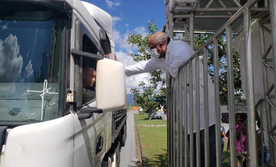 Equipes médicas foram contratadas e atuam 24 horas para fazer aferição de temperatura, orientação e triagem dos profissionais que descarregam cargas e atuam na atividade portuária. Há postos médicos e de enfermagem, 32 chuveiros, 60 pias e lava-pés com hipoclorito de sódio, entre outras iniciativas.