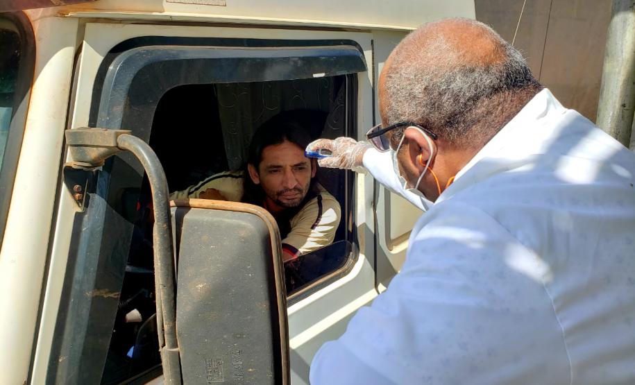 Equipes médicas foram contratadas e atuam 24 horas para fazer aferição de temperatura, orientação e triagem dos profissionais que descarregam cargas e atuam na atividade portuária. Há postos médicos e de enfermagem, 32 chuveiros, 60 pias e lava-pés com hipoclorito de sódio, entre outras iniciativas.