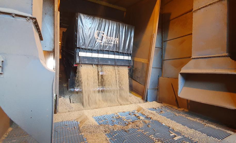 Março teve a maior movimentação mensal já registrada no Corredor de Exportação. Foram 2,4 milhões de toneladas de soja embarcadas pelo porto paranaense. Volume é 51% maior que o contabilizado no mesmo mês de 2019.