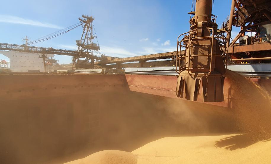 Março teve a maior movimentação mensal já registrada no Corredor de Exportação. Foram 2,4 milhões de toneladas de soja embarcadas pelo porto paranaense. Volume é 51% maior que o contabilizado no mesmo mês de 2019.