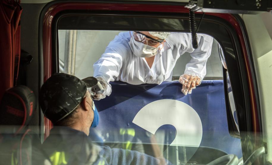 Número é de 15 dias de funcionamento das estruturas médicas, montadas pela Portos do Paraná. Portuários e caminhoneiros passam por aferição de temperatura, análise primária de sintomas e orientação médica.