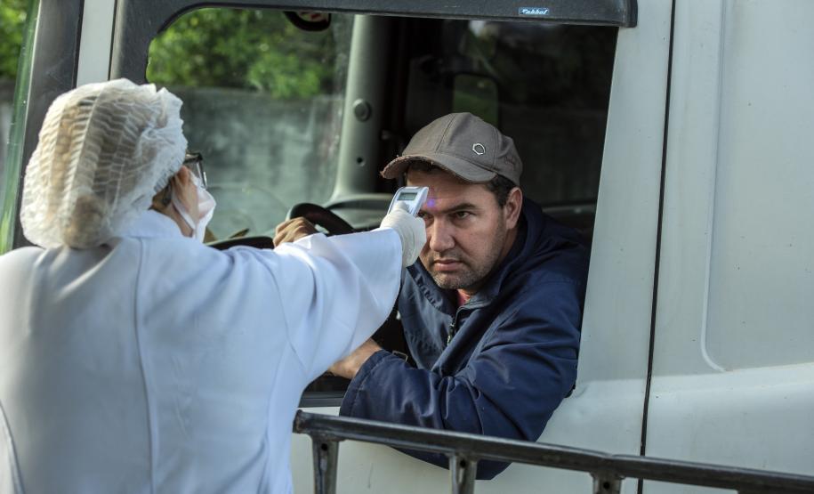 Número é de 15 dias de funcionamento das estruturas médicas, montadas pela Portos do Paraná. Portuários e caminhoneiros passam por aferição de temperatura, análise primária de sintomas e orientação médica.