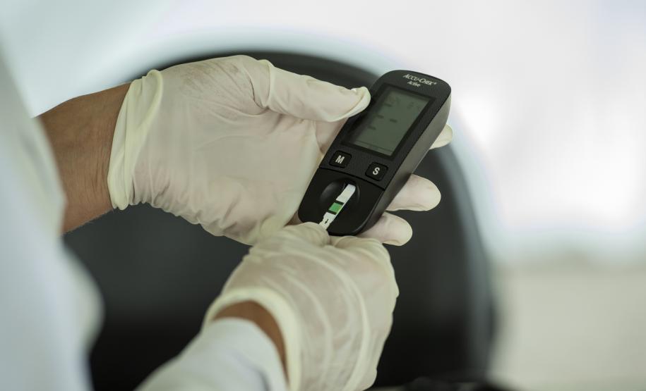 Número é de 15 dias de funcionamento das estruturas médicas, montadas pela Portos do Paraná. Portuários e caminhoneiros passam por aferição de temperatura, análise primária de sintomas e orientação médica.