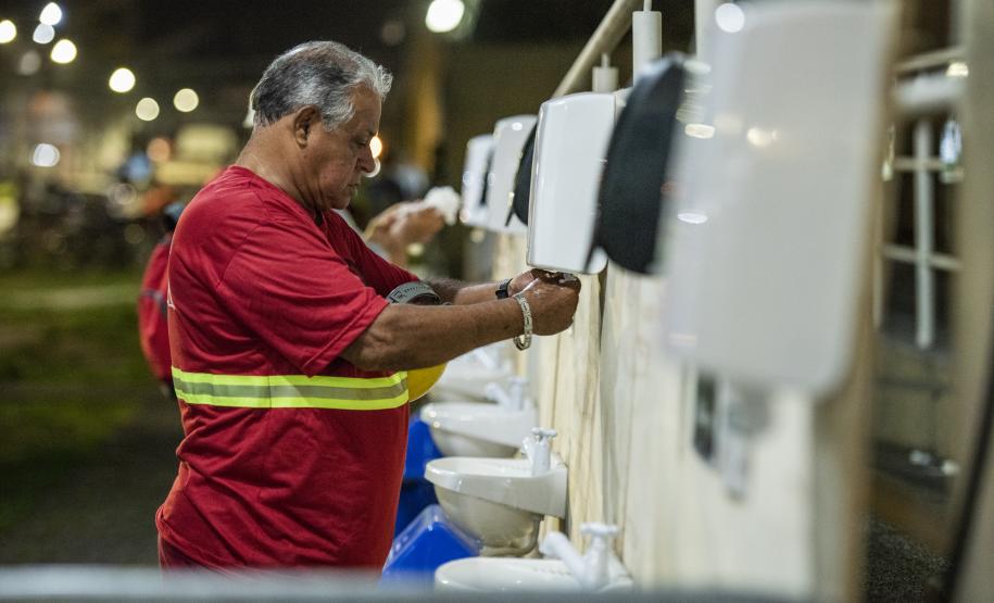 Número é de 15 dias de funcionamento das estruturas médicas, montadas pela Portos do Paraná. Portuários e caminhoneiros passam por aferição de temperatura, análise primária de sintomas e orientação médica.