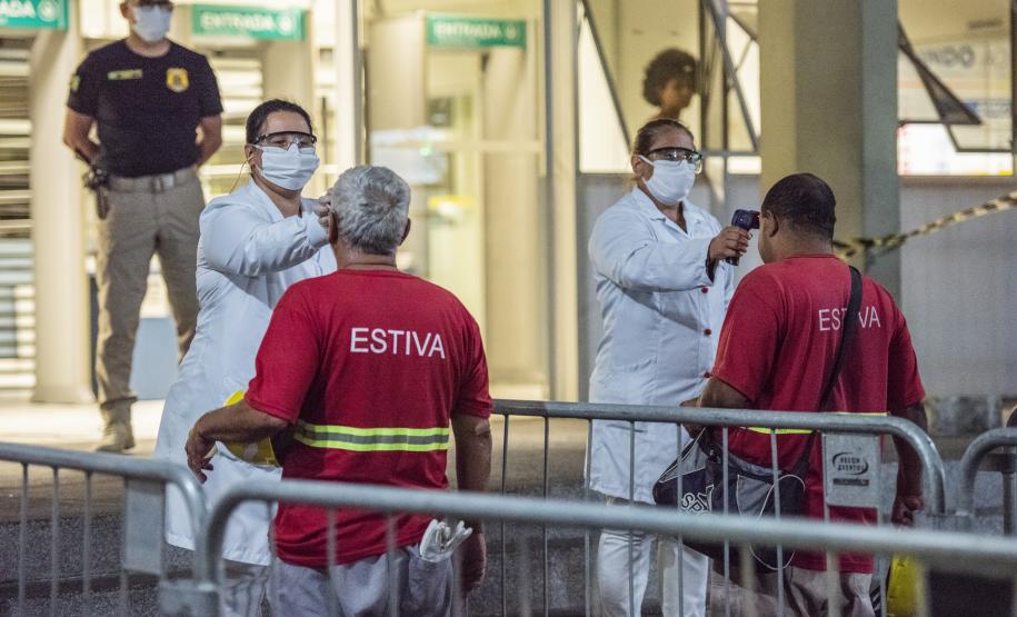 Número é de 15 dias de funcionamento das estruturas médicas, montadas pela Portos do Paraná. Portuários e caminhoneiros passam por aferição de temperatura, análise primária de sintomas e orientação médica.