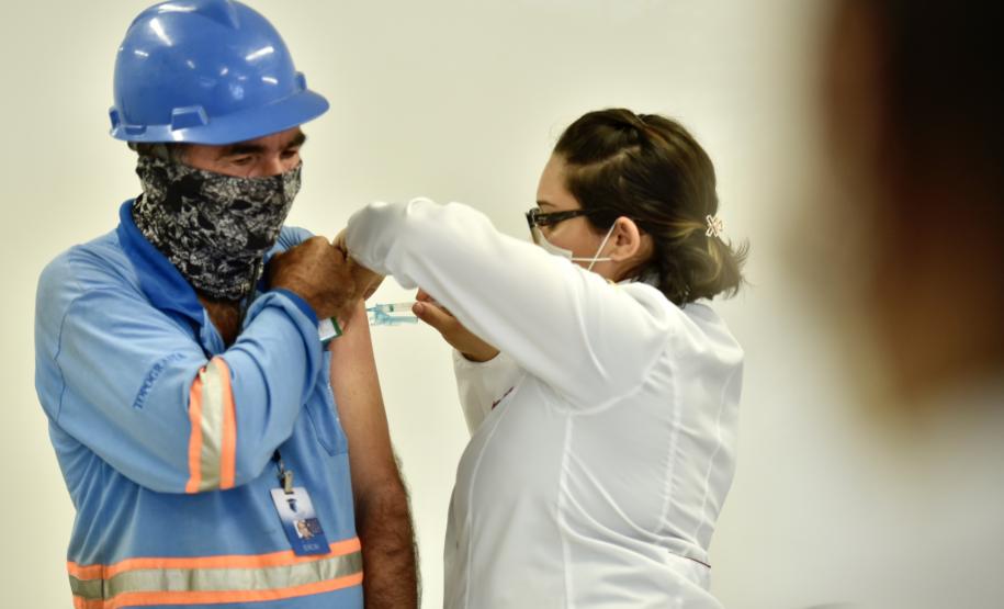 Empregados de empresas que atuam no Porto de Paranaguá serão vacinados nesta quarta-feira (29) e quinta-feira (30), contra o vírus da Influenza.