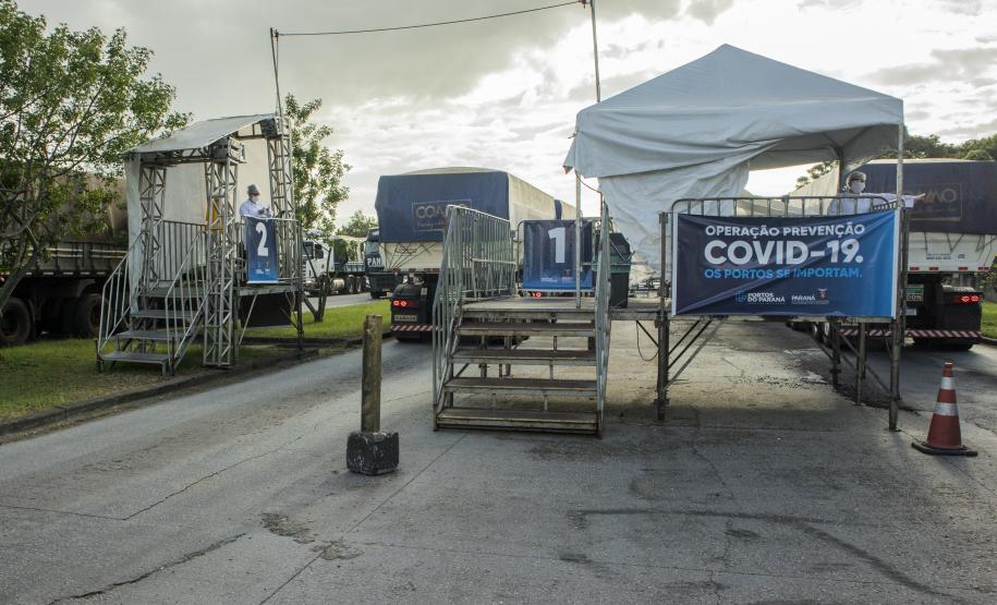 Número é de 15 dias de funcionamento das estruturas médicas, montadas pela Portos do Paraná. Portuários e caminhoneiros passam por aferição de temperatura, análise primária de sintomas e orientação médica.