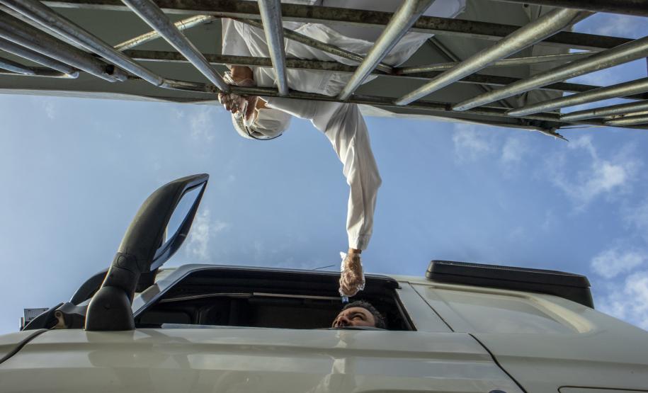 Número é de 15 dias de funcionamento das estruturas médicas, montadas pela Portos do Paraná. Portuários e caminhoneiros passam por aferição de temperatura, análise primária de sintomas e orientação médica.