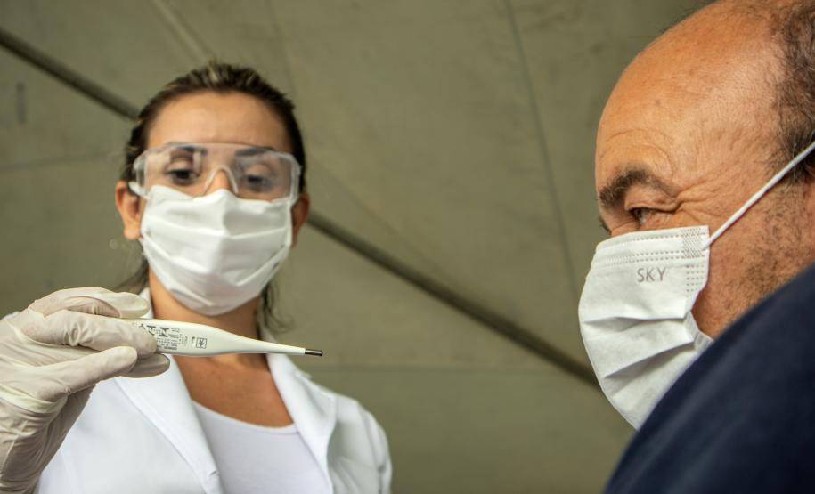 Número é de 15 dias de funcionamento das estruturas médicas, montadas pela Portos do Paraná. Portuários e caminhoneiros passam por aferição de temperatura, análise primária de sintomas e orientação médica.