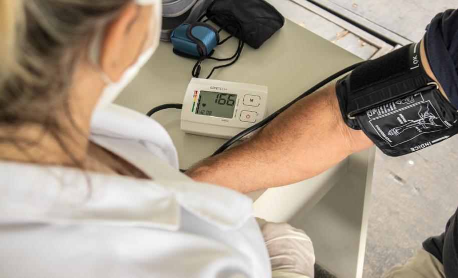 Número é de 15 dias de funcionamento das estruturas médicas, montadas pela Portos do Paraná. Portuários e caminhoneiros passam por aferição de temperatura, análise primária de sintomas e orientação médica.