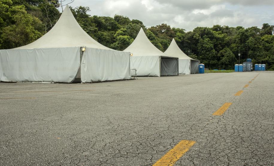 Número é de 15 dias de funcionamento das estruturas médicas, montadas pela Portos do Paraná. Portuários e caminhoneiros passam por aferição de temperatura, análise primária de sintomas e orientação médica.