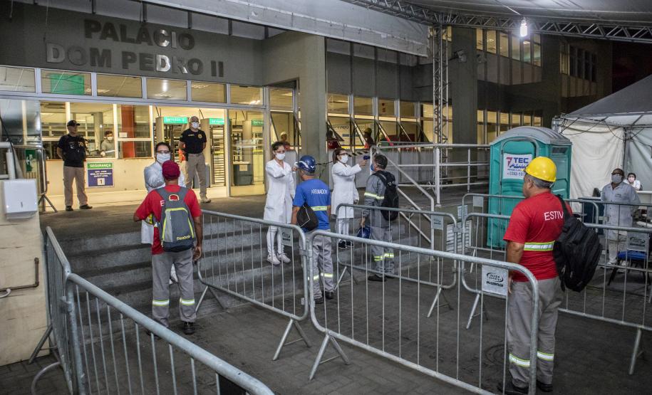 Número é de 15 dias de funcionamento das estruturas médicas, montadas pela Portos do Paraná. Portuários e caminhoneiros passam por aferição de temperatura, análise primária de sintomas e orientação médica.