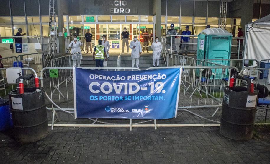 Número é de 15 dias de funcionamento das estruturas médicas, montadas pela Portos do Paraná. Portuários e caminhoneiros passam por aferição de temperatura, análise primária de sintomas e orientação médica.