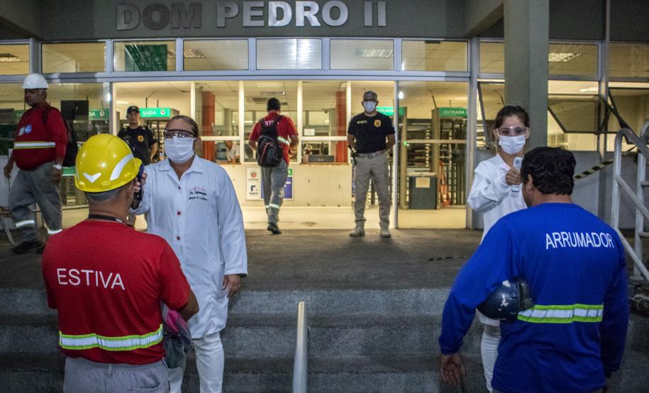 Número é de 15 dias de funcionamento das estruturas médicas, montadas pela Portos do Paraná. Portuários e caminhoneiros passam por aferição de temperatura, análise primária de sintomas e orientação médica.