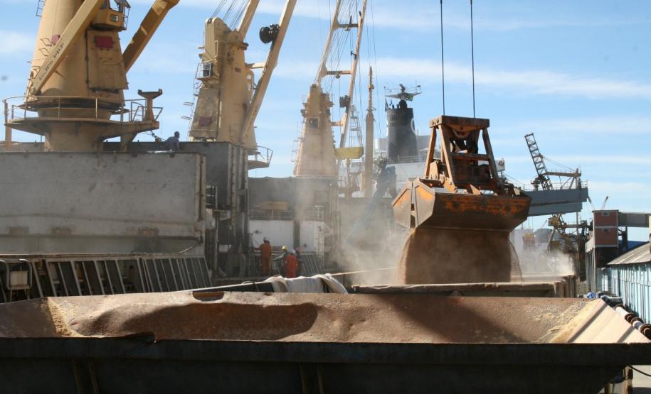 A Portos do Paraná espera atracar até o fim de abril 115 navios. Porto de Paranaguá mantém operações com cuidados de segurança.