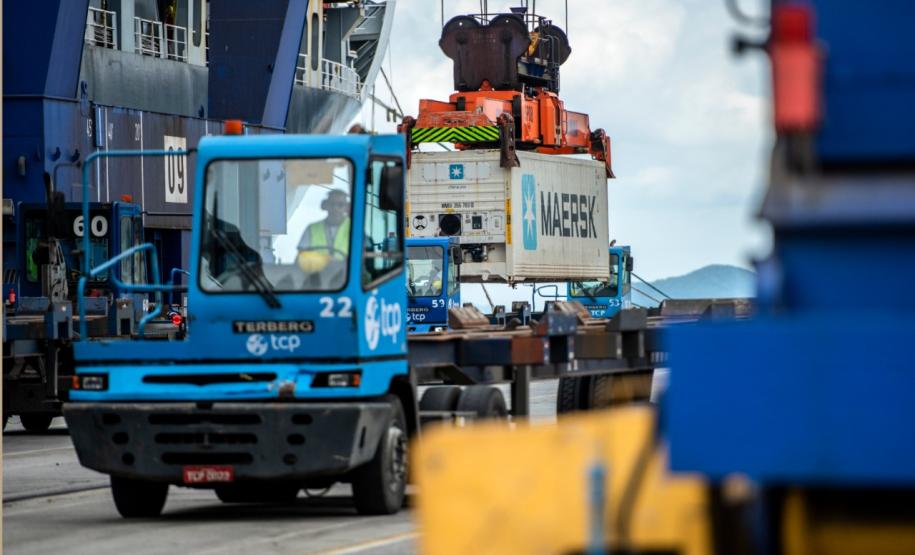 A Portos do Paraná espera atracar até o fim de abril 115 navios. Porto de Paranaguá mantém operações com cuidados de segurança.
