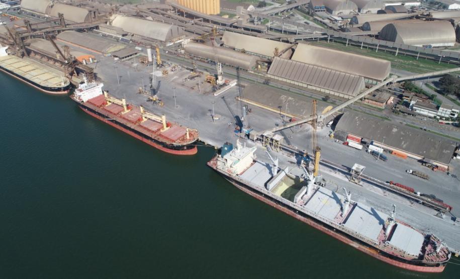 A Portos do Paraná espera atracar até o fim de abril 115 navios. Porto de Paranaguá mantém operações com cuidados de segurança.